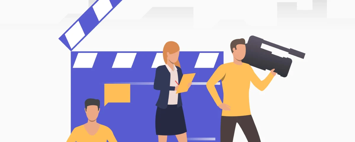 Équipe de production vidéo corporate avec caméra professionnelle, réalisatrice et monteur sur laptop devant un clap de cinéma