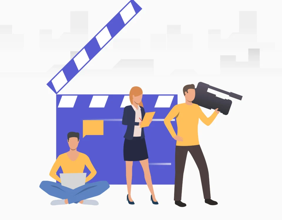 Équipe de production vidéo corporate avec caméra professionnelle, réalisatrice et monteur sur laptop devant un clap de cinéma