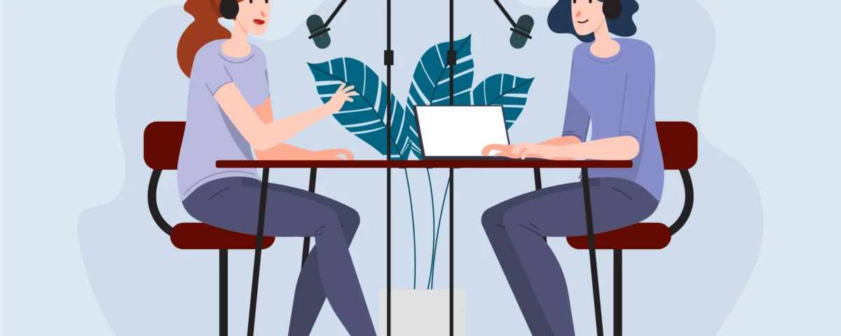 Collaborateurs enregistrant un podcast de marque employeur en studio professionnel