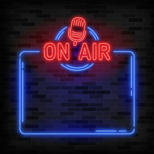 ON AIR" poster in rood en blauw neon op een bakstenen achtergrond met technisch schema op de achtergrond